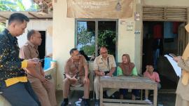 Kamituwa Kalurahan Ngeposari dan PLT Jawatan Sosial Kapanewon Semanu Dampingi Dinas Sosial Gunungkid